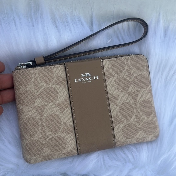 New COACH Corner Zip Wristlet In Signature Canvas With Stripe - Picture 4 of 7
